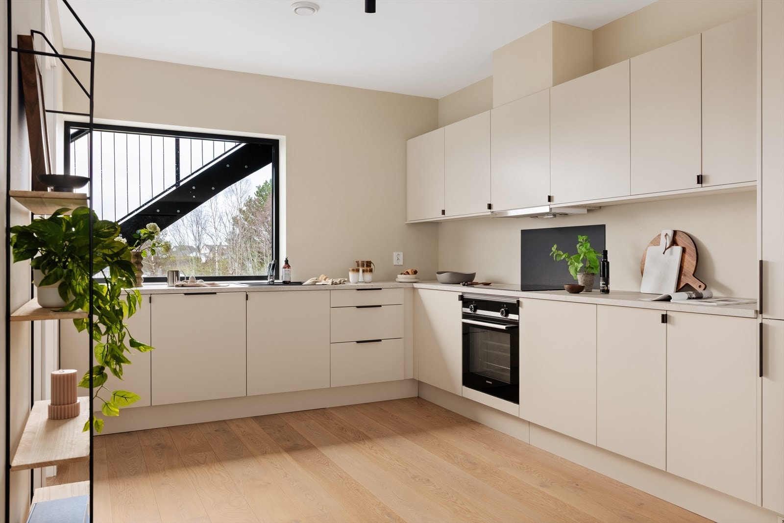 Stilrent og romslig kjøkken med gjennomgående moderne løsninger og gode kvaliteter Galleribilde