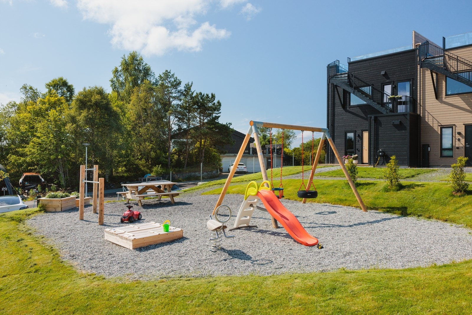Sameiet har flott opparbeidede uteområder med lekeplass, grøntområder og parkering Galleribilde