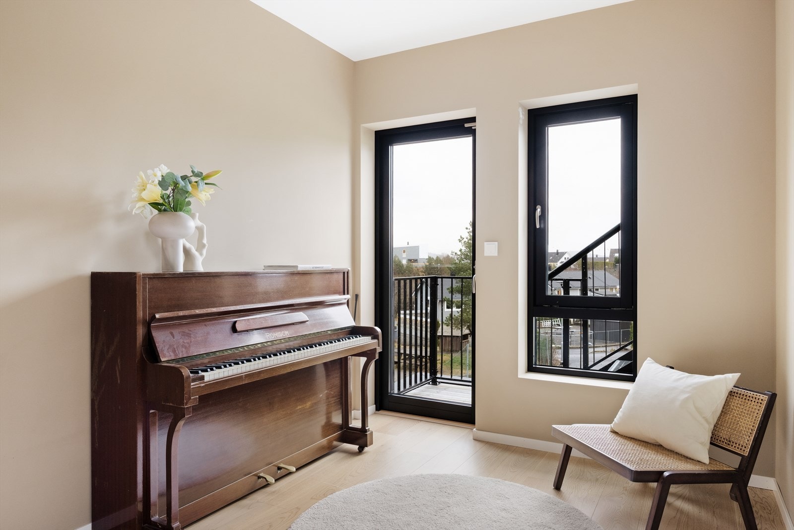 Romslig og lyst soverom med plass til dobbelseng og garderobeløsning Galleribilde