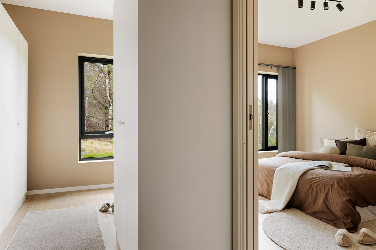 Med flere soverom åpnes det for fleksible løsninger - perfekt dersom du ønsker å disponere ett rom som walk-in garderobe Galleribilde