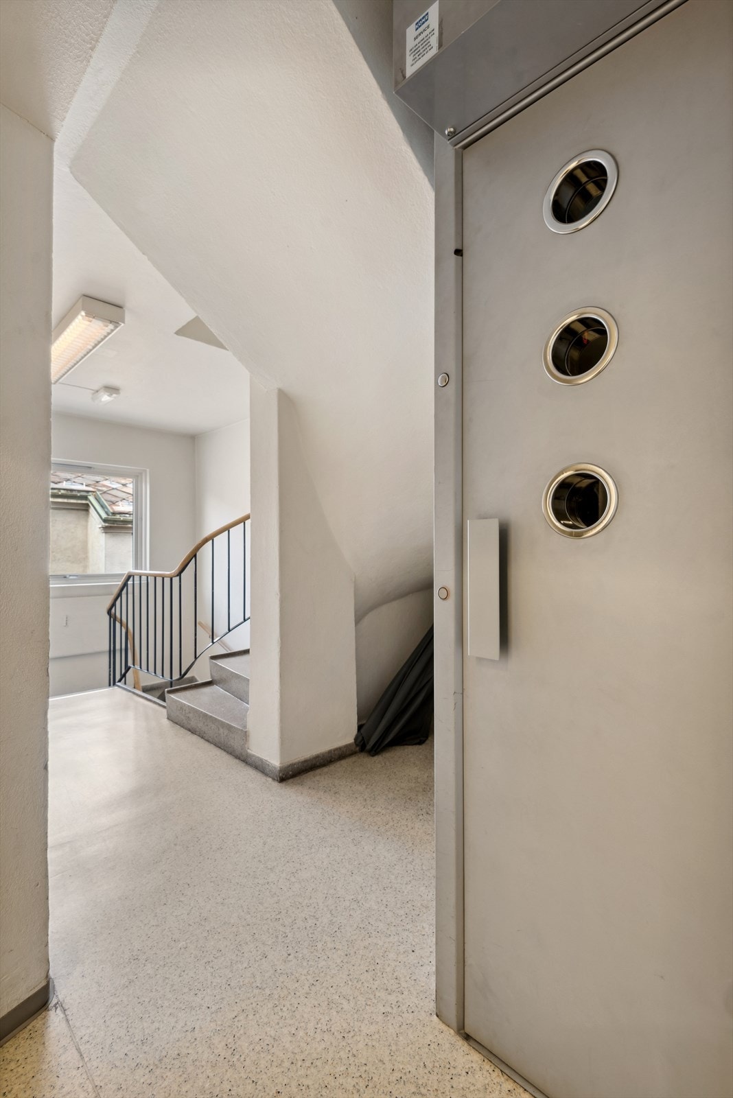 Leiligheten ligger i et sameie bestående av 9 boligseksjoner og 1 næringsseksjon. Adkomst fra gateplan i Borgengata, og heis for enklere adkomst opp i etasjene. Galleribilde