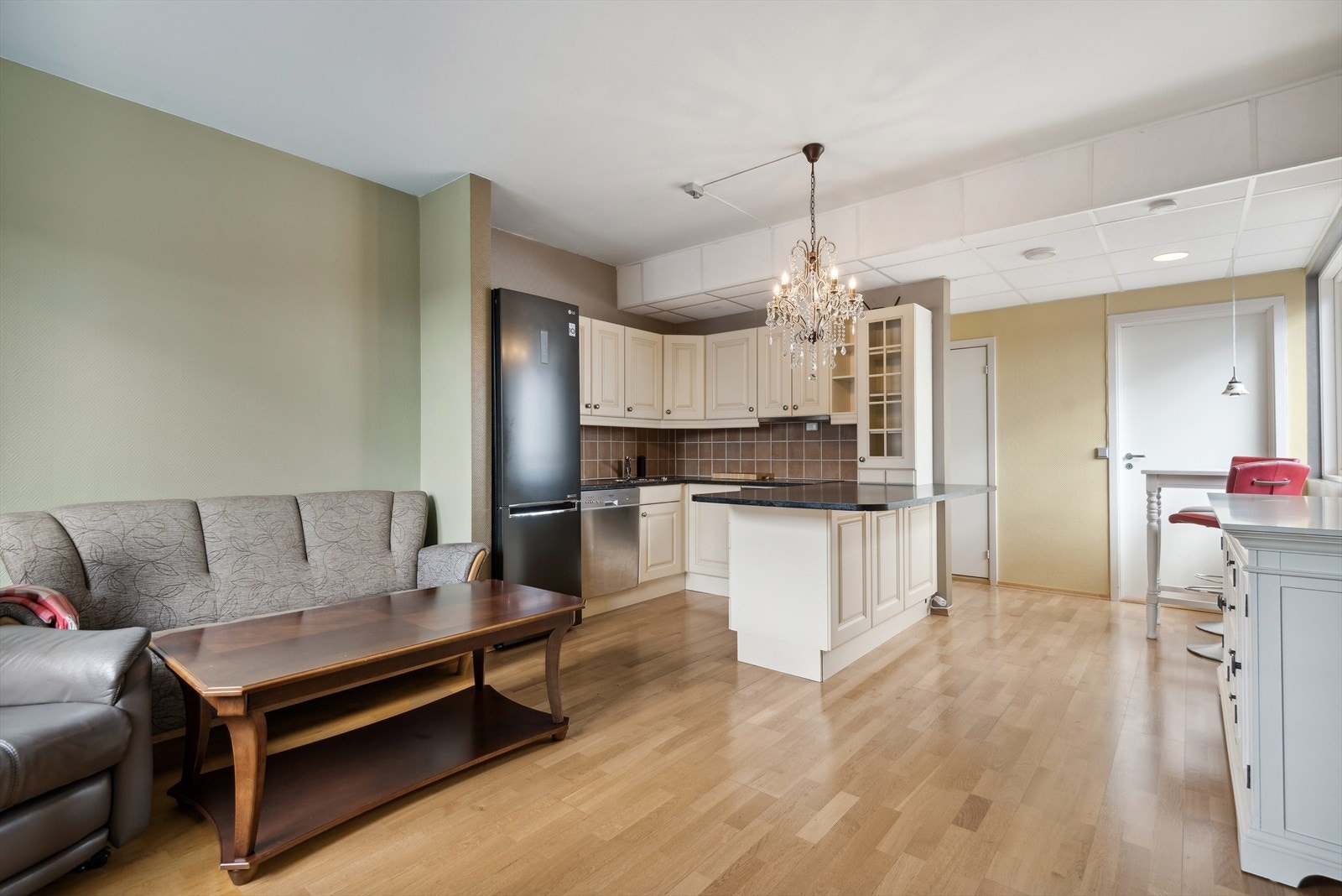 Leiligheten har stue med i åpen løsning til kjøkkenet. Galleribilde