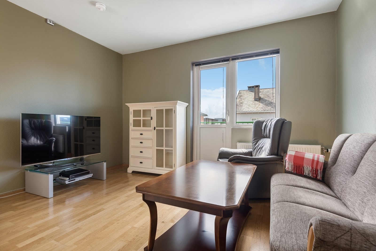 Boligen har en pent overflateoppgradert stue med overflater malt i behagelige farger og utgang til sør-vestvendt balkong. Høy himling som gir en god romfølelse. Galleribilde