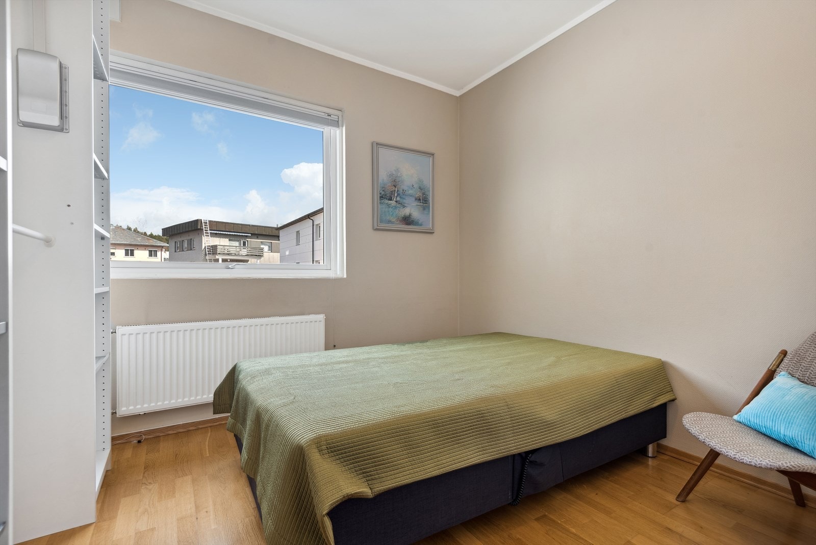 I leiligheten har man to gode soverom med høy himling, begge soverommene ligger vendt mot bakgård og er skjermet fra ettermiddags- og kveldssol. Hovedsoverommet er innredet med rikelig garderobeplass. Galleribilde