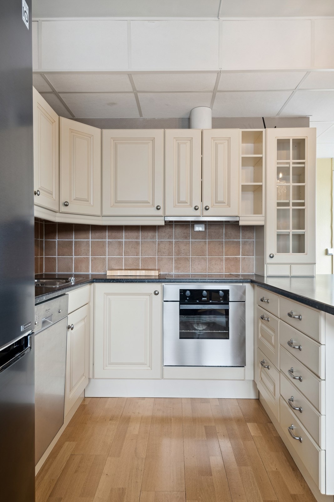 Fine arbeidsflater med bred benkeplate på halvøy, som også gir plass til stoler og bespisning. Galleribilde