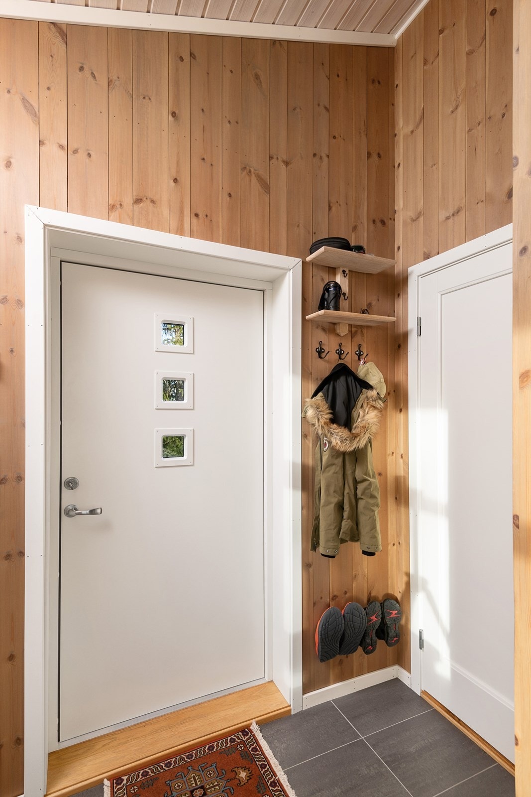 I gangen er det fliser med varmekabler. Adkomst til badet. Galleribilde