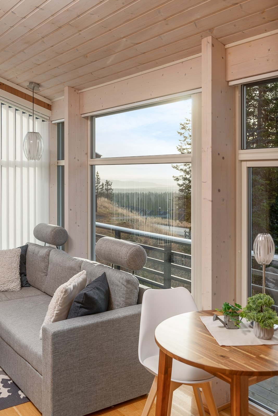 Det er en stram og moderne stil i hytta. Galleribilde