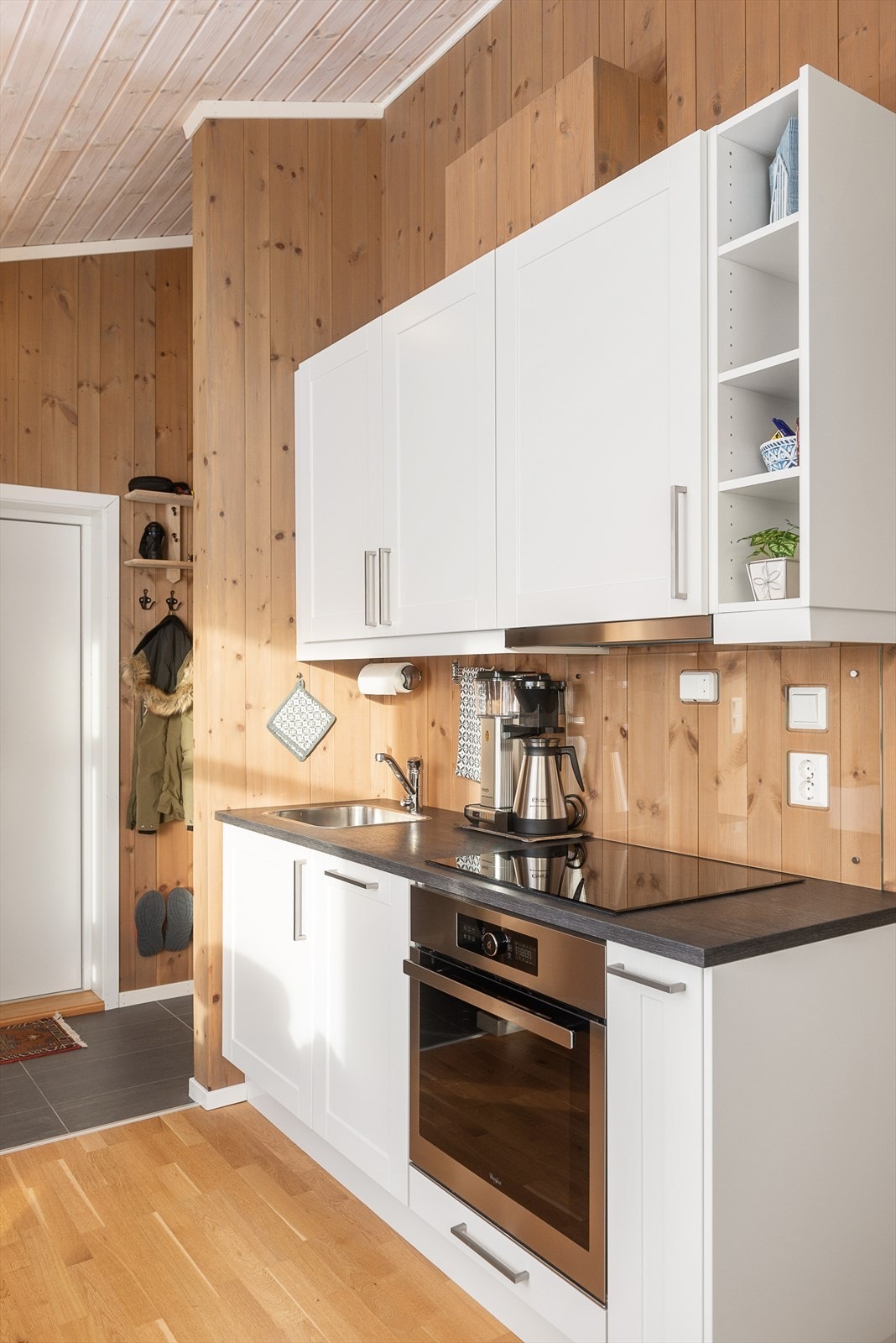 Det er integrert komfyr og oppvaskmaskin i kjøkkeninnredningen. Galleribilde