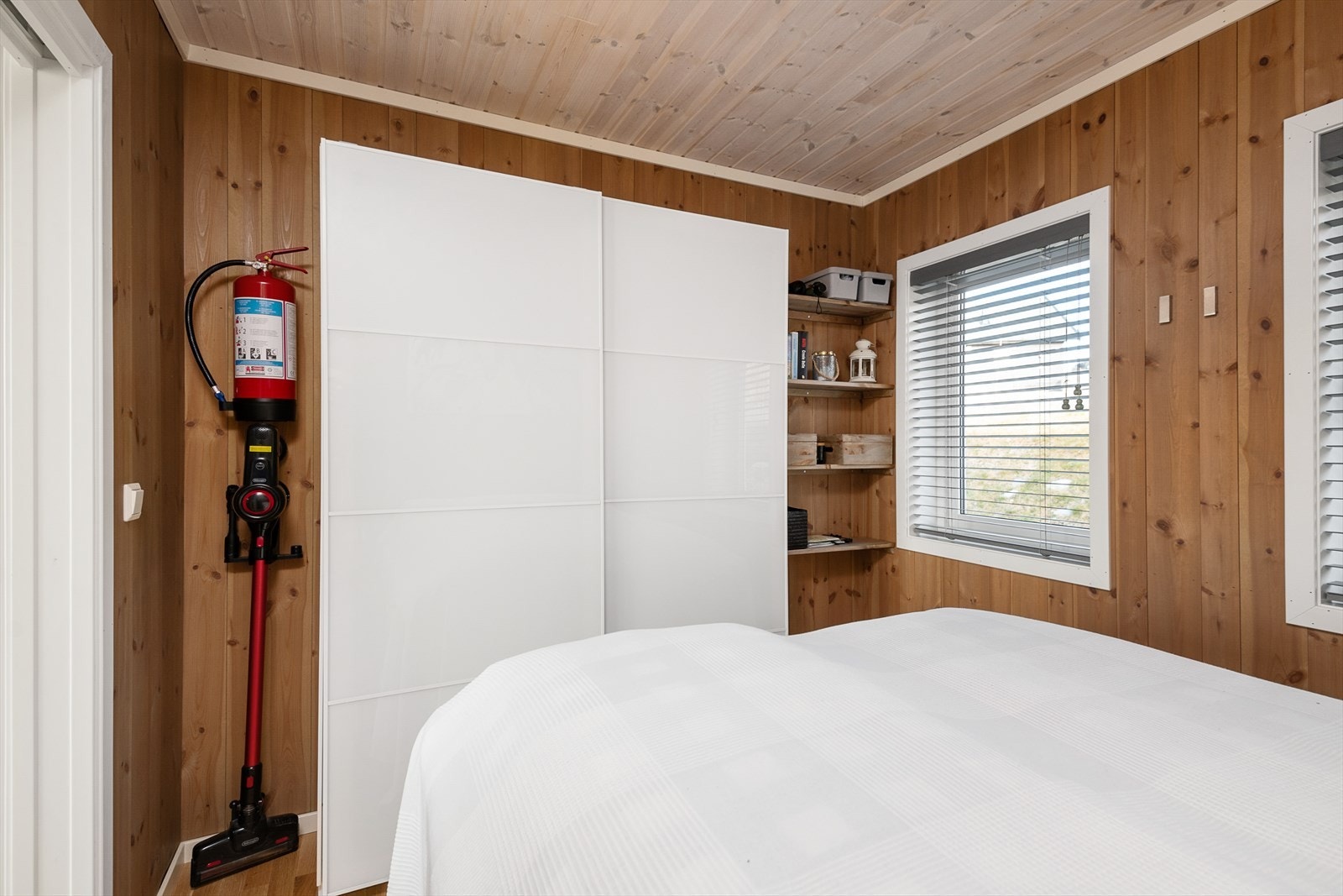 Det er plass til garderobeskap på soverommet for god oppbevaring. Fint lys inn gjennom to vinduer. Galleribilde