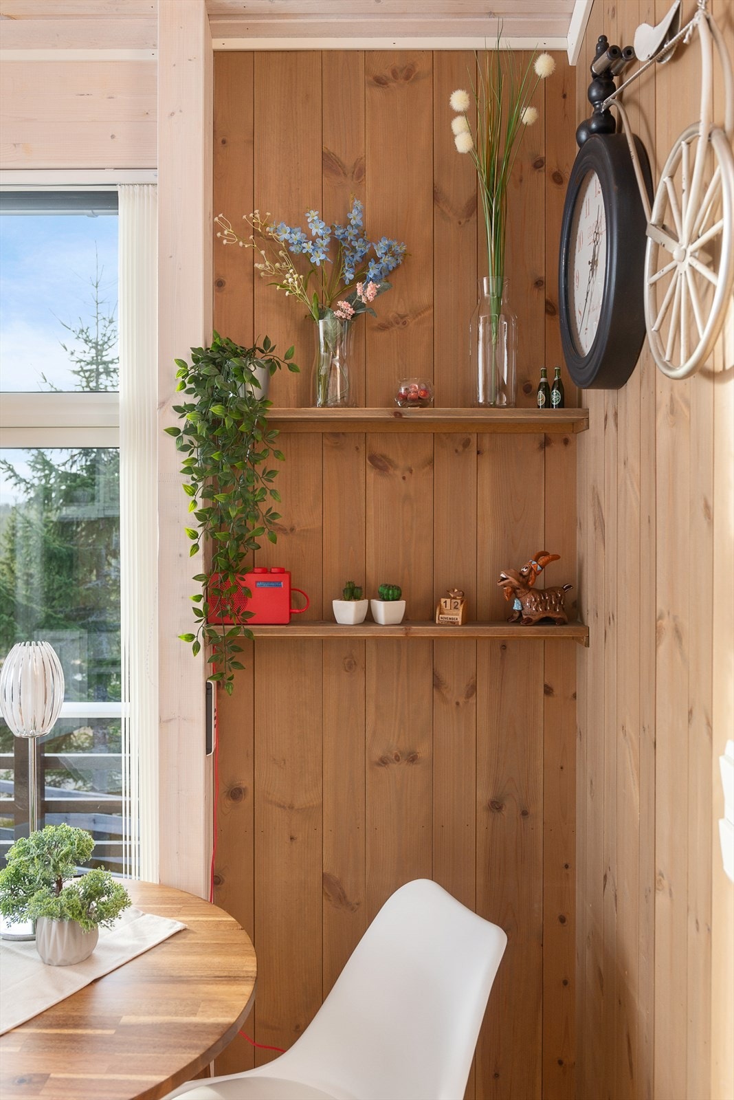 Veggene er i hovedsak beiset i en tidløs bruntone. Galleribilde