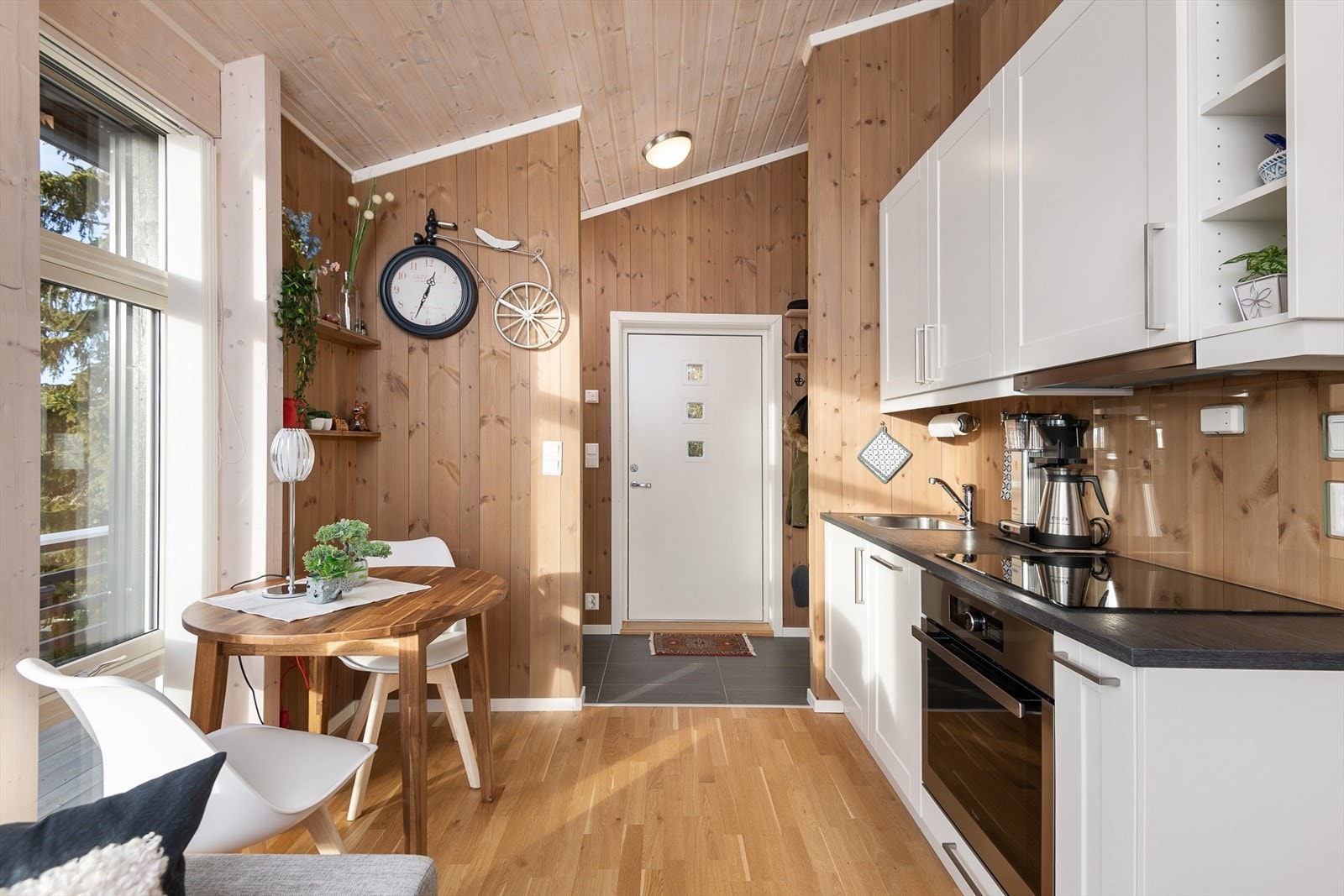 Lyst og pent kjøkken med enkel profilering. Over-og underskap for oppbevaring. Galleribilde