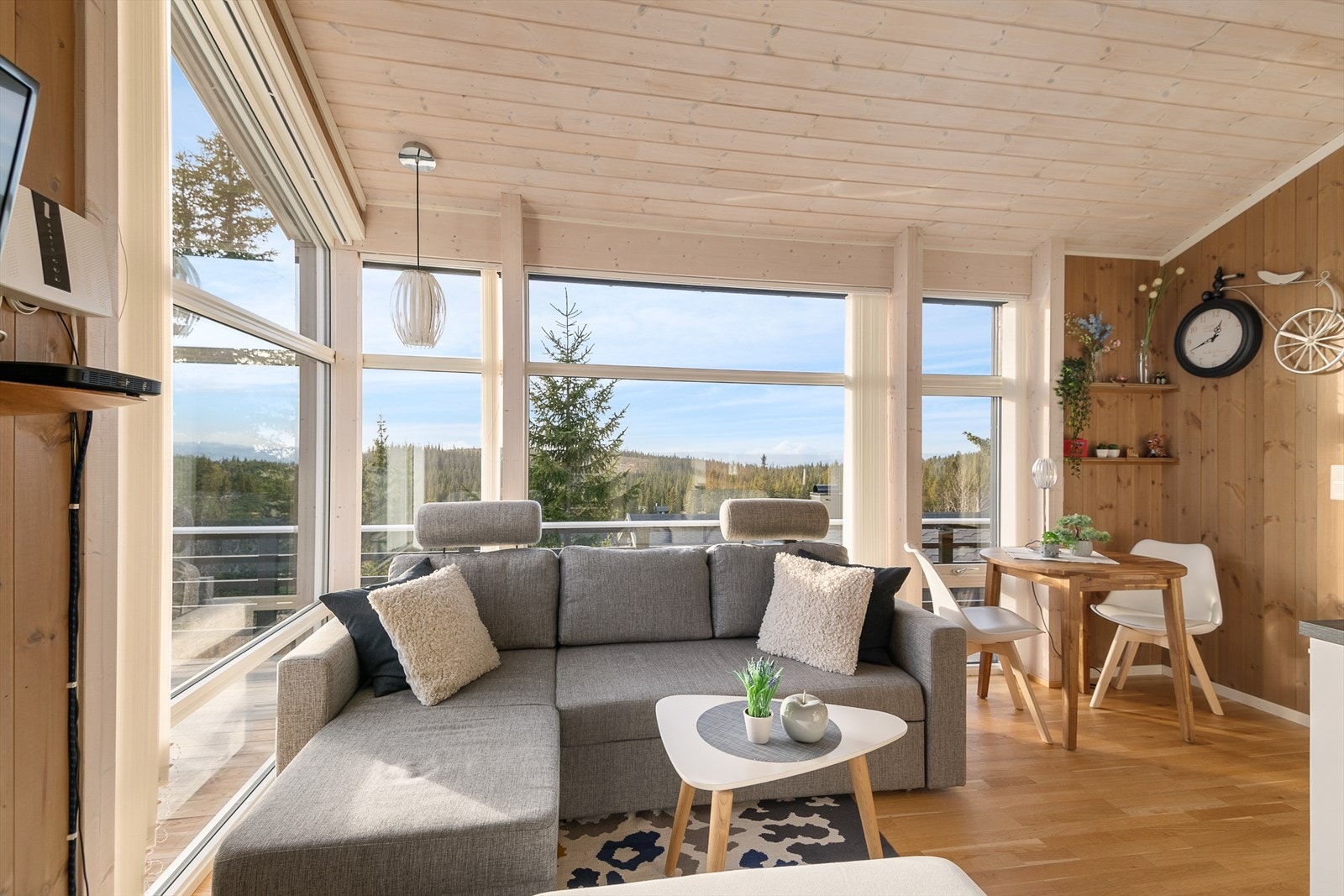 Utrolig fint lys inn i stua gjennom store vindusflater, som samtidig som utsikten kan nytes innenfra. Galleribilde