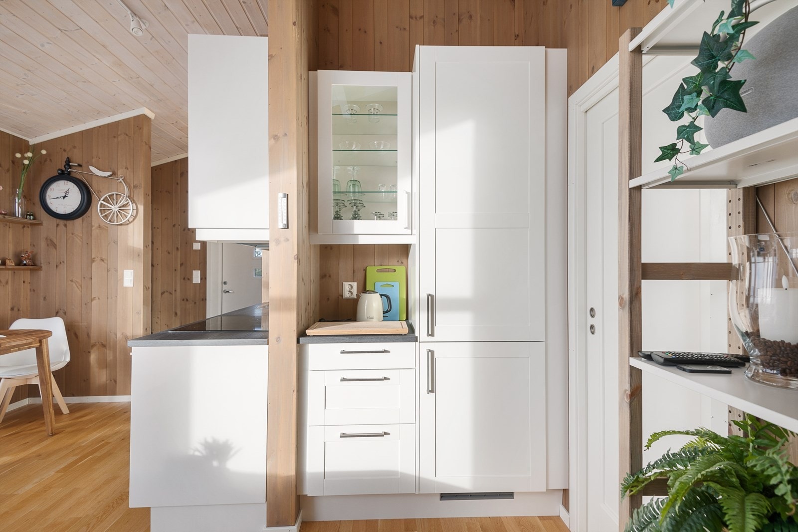 Det er valgt en smart utnyttelse av plassen og mer innredning og integrert kjøleskap er plassert på veggen inn mot soverommet. Galleribilde