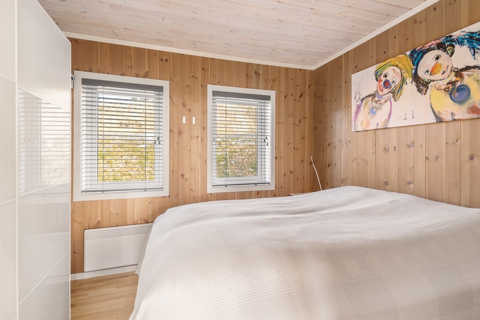 Soverommet har plass til dobbeltseng. Også her er veggene beiset i bruntone. Taket har hvitpigmentert panel. Galleribilde