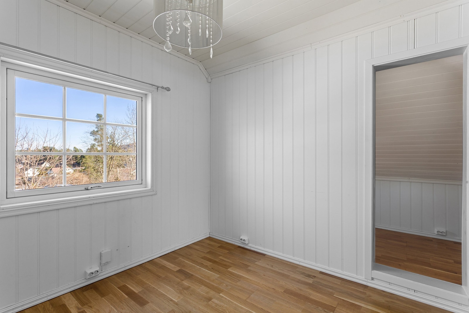 Soverom 2 med delvis åpen løsning mot sovealkove Galleribilde