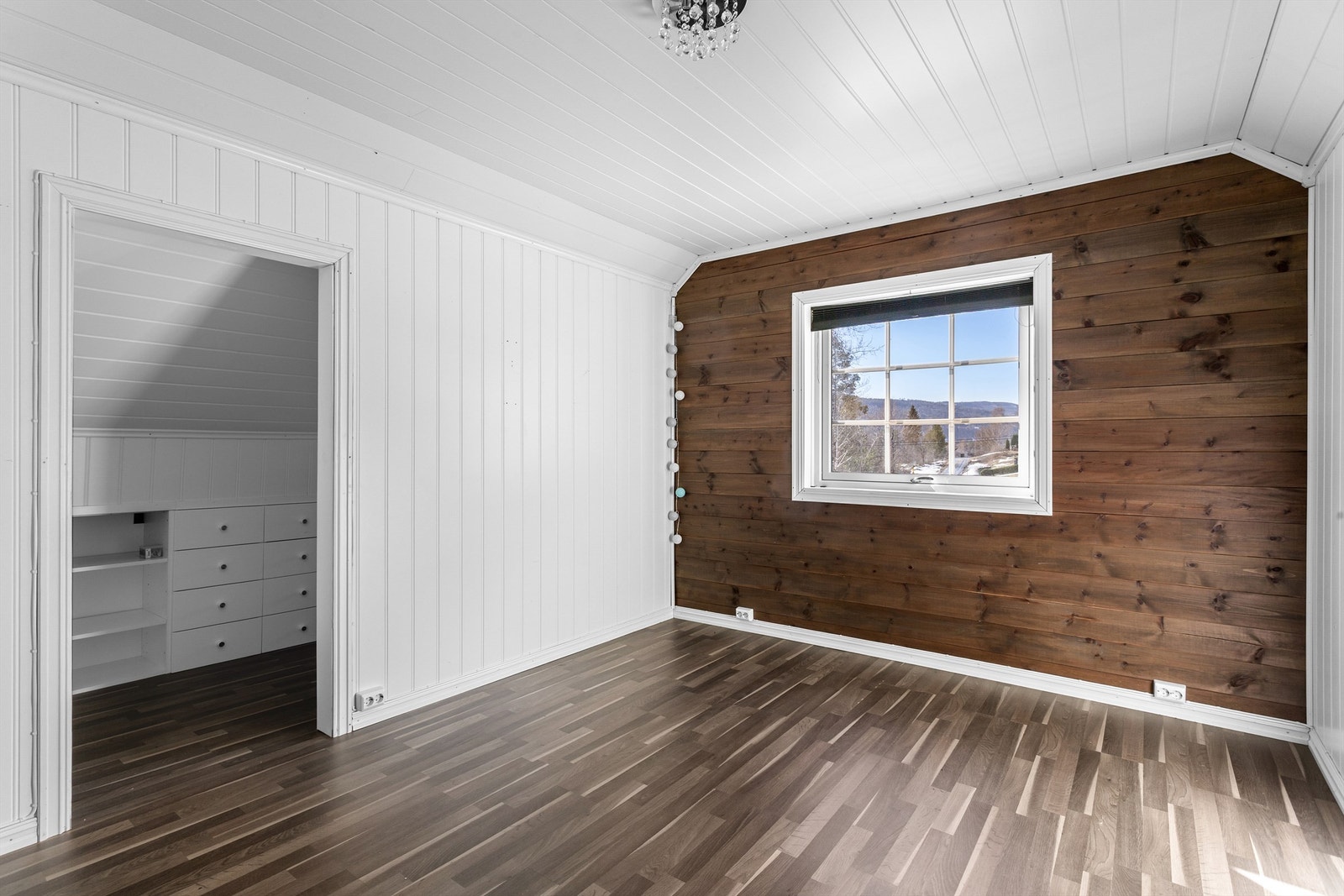 Soverom 1 med laminat på gulv, panel samt malte panelplater på vegger og malt himling Galleribilde