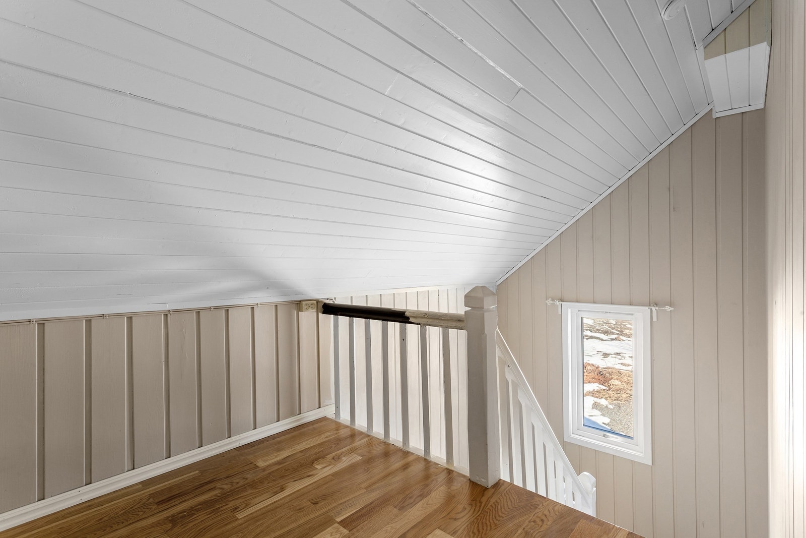 Gang med parkett på gulv, malt panel på vegger og malt panel i himling Galleribilde