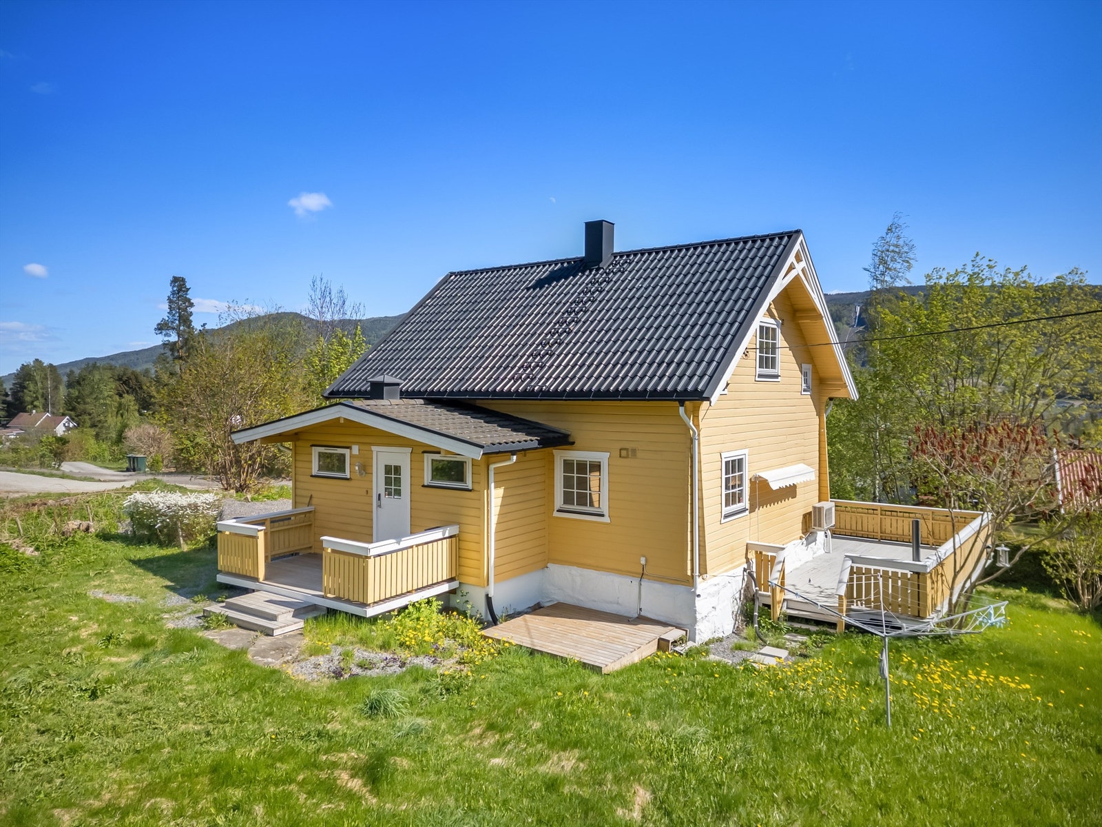 Boligen ligger i en privat blindvei med lite trafikk. Foto: Ole Thorgeir Solheim Thoresen Galleribilde