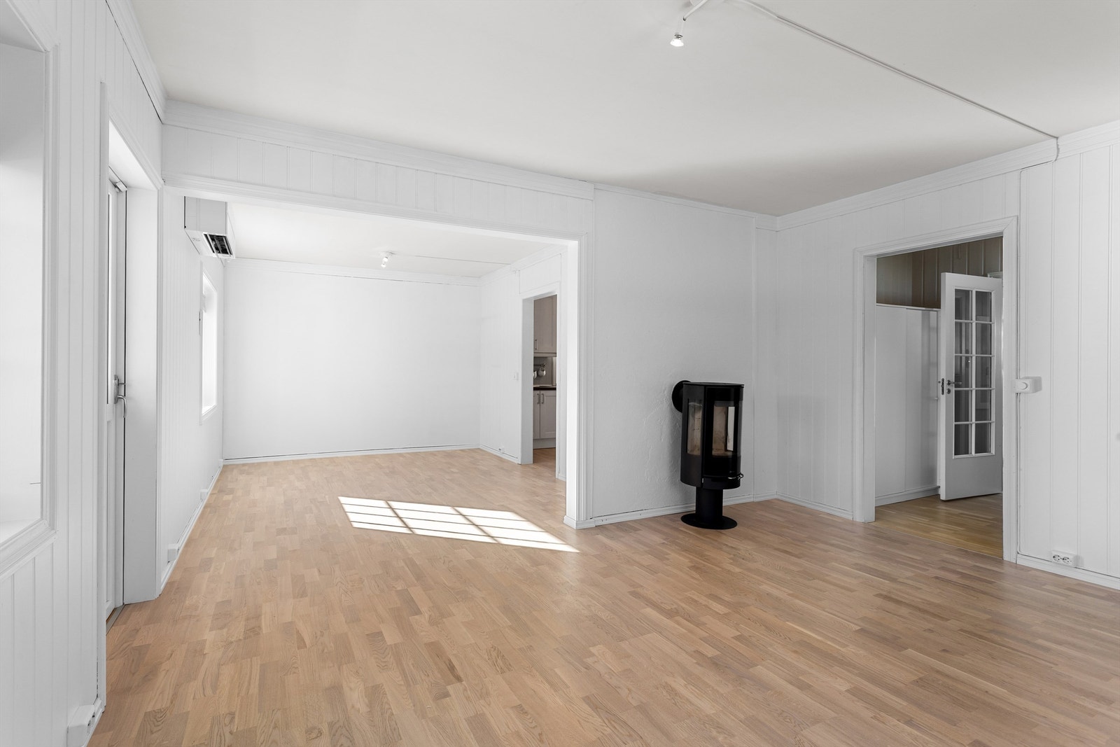 Delvis åpen løsning mellom stue og spisestue Galleribilde