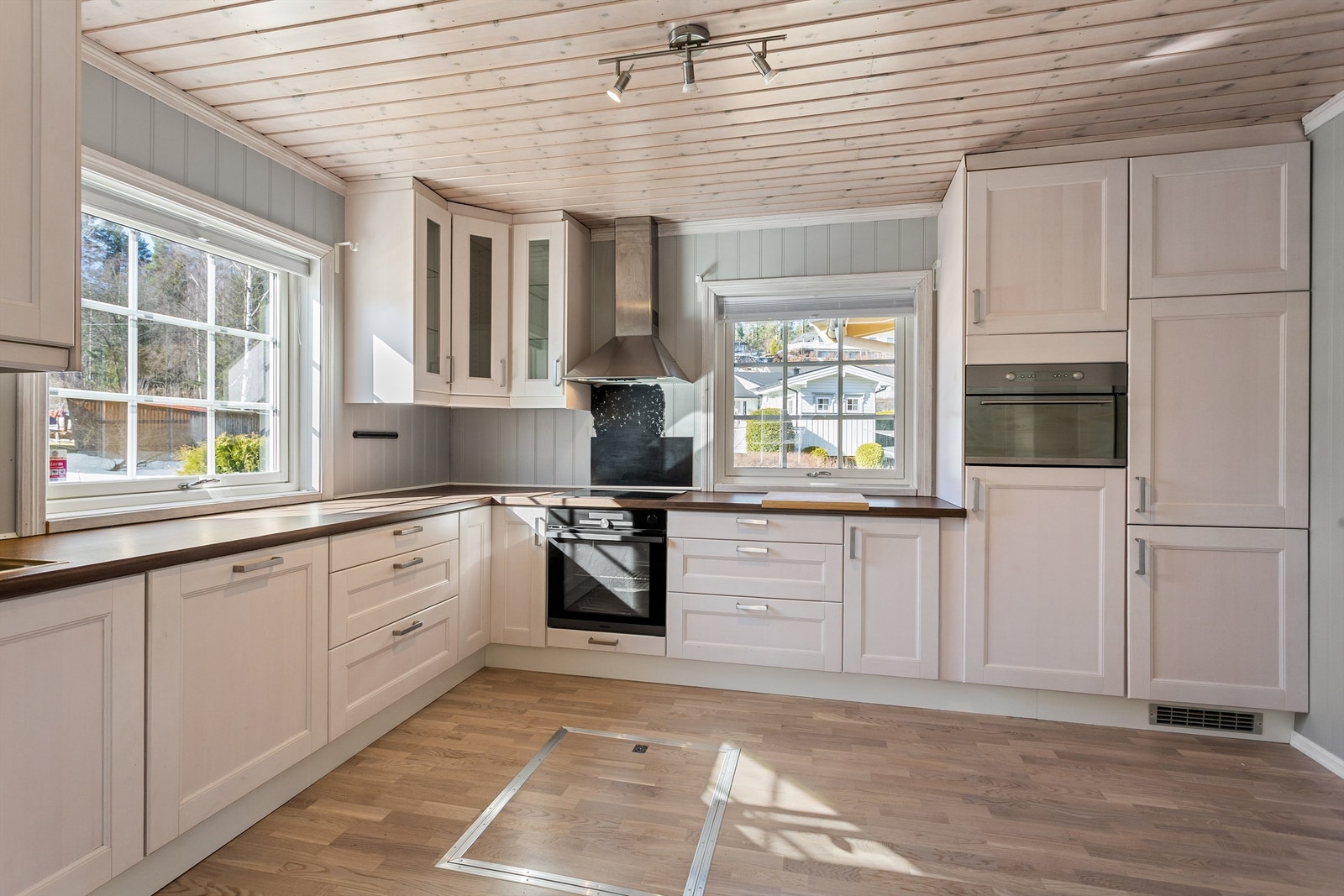 Over- og underskap samt vitrineskap i lys utførelse Galleribilde