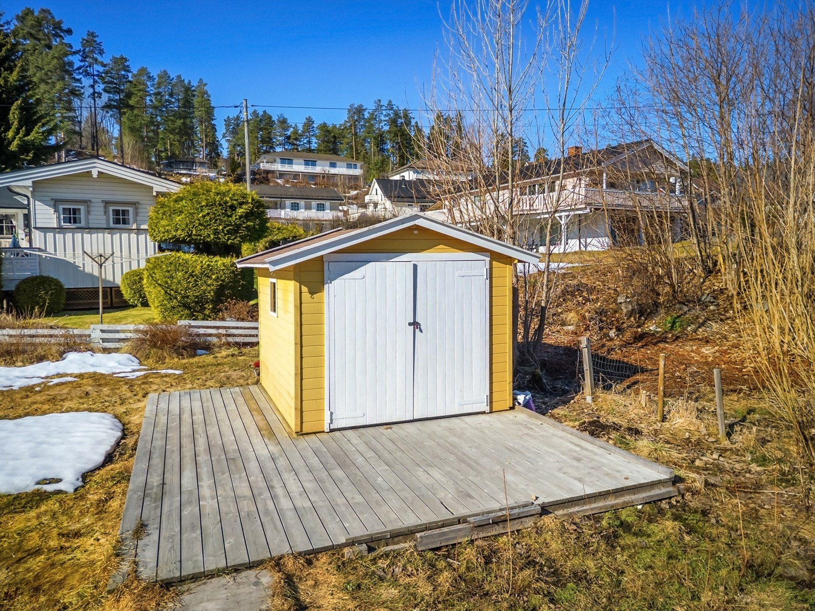 Tilgang til en frittstående utebod med platting Galleribilde