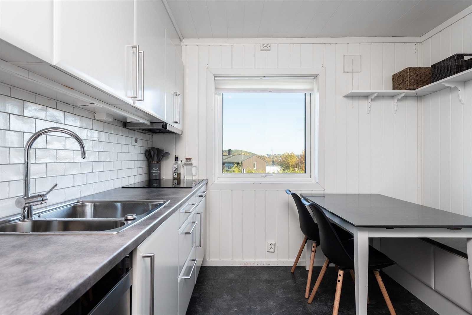 Kjøkken med spiseplass Galleribilde