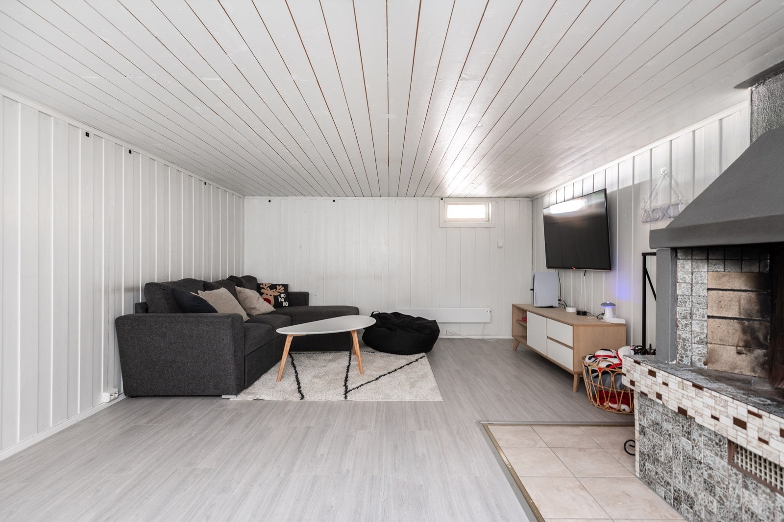 Kjellerstue med peis Galleribilde