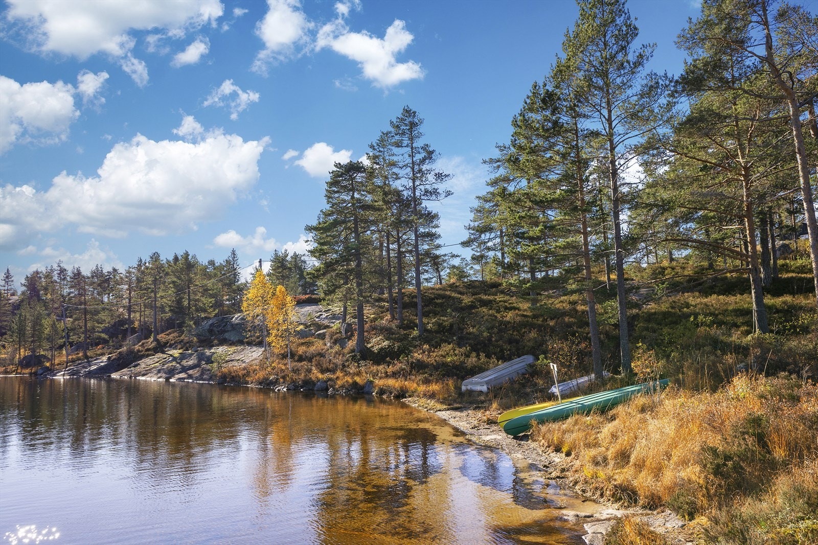 Det vil medfølge en kano ved kjøp av hytta. Galleribilde