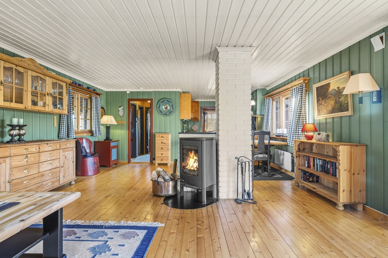 Stuen har en lukket peis som varmer godt på kalde dager. Galleribilde