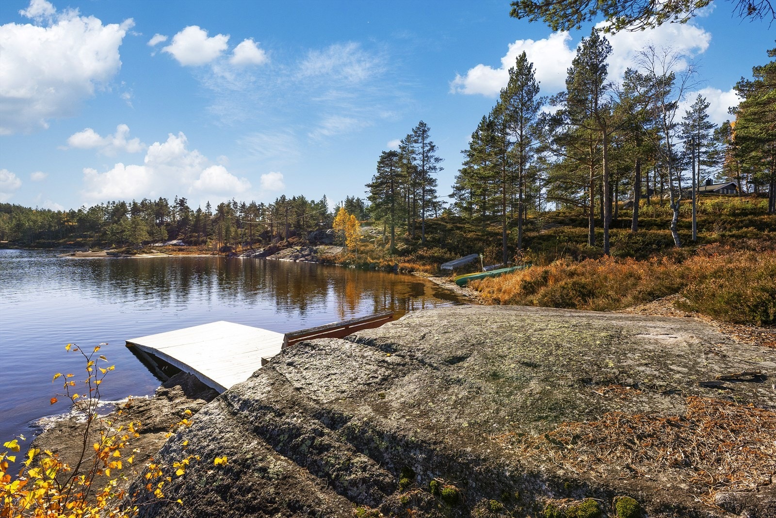 Det er tinglyst en rett for å kunne legge kano i vannkanten fra grunneier. Galleribilde