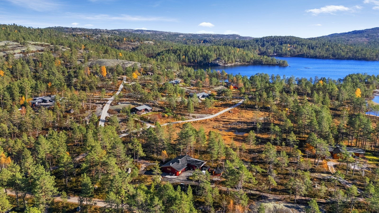 Fra hovedveien er det ca. 3 minutter å kjøre inn til hytta. Veien vedlikeholdes av både grunneier og av hytteeiere i hytteforening. Galleribilde
