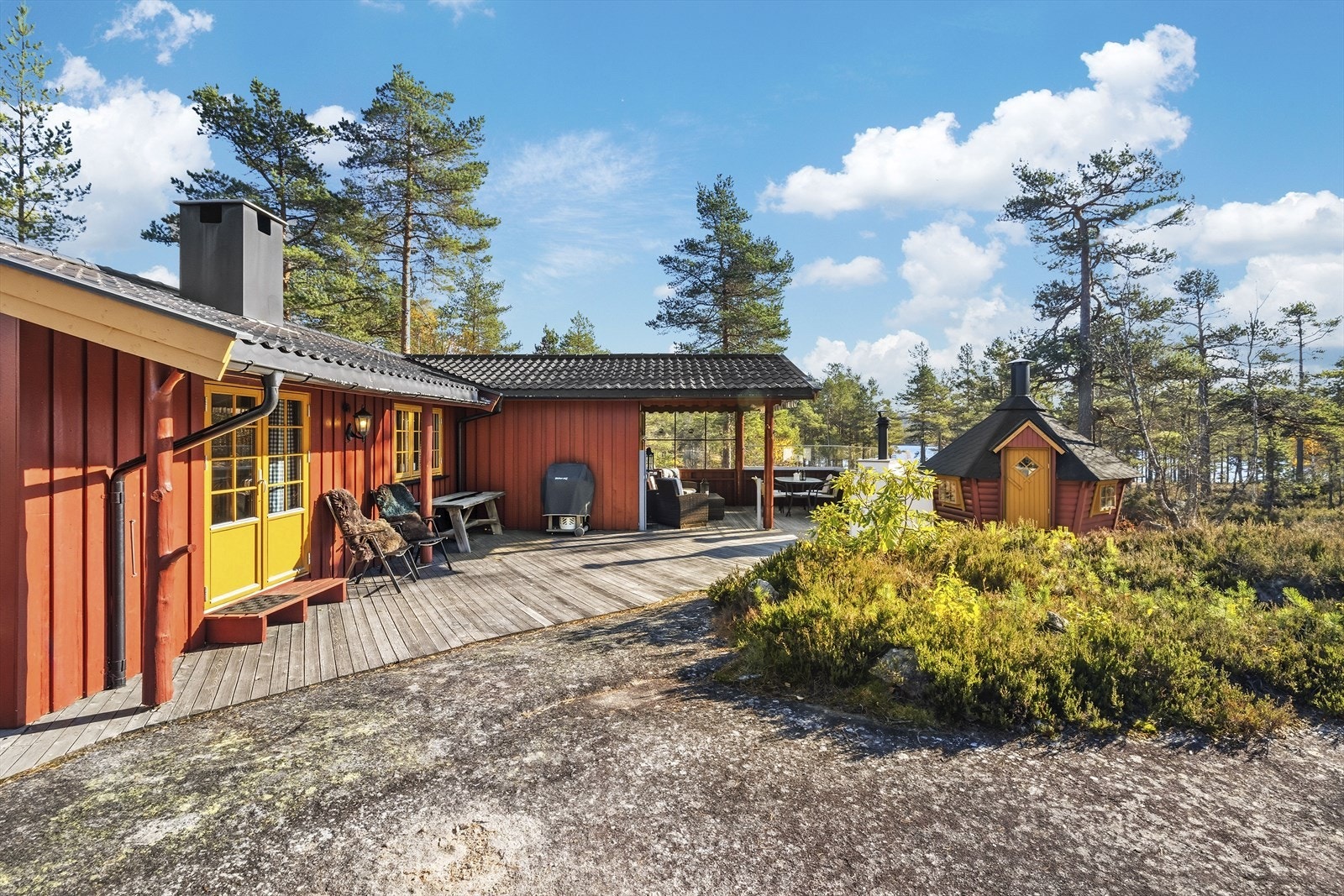 Hytta står på selveiet tomt på ca. 1 mål. Galleribilde