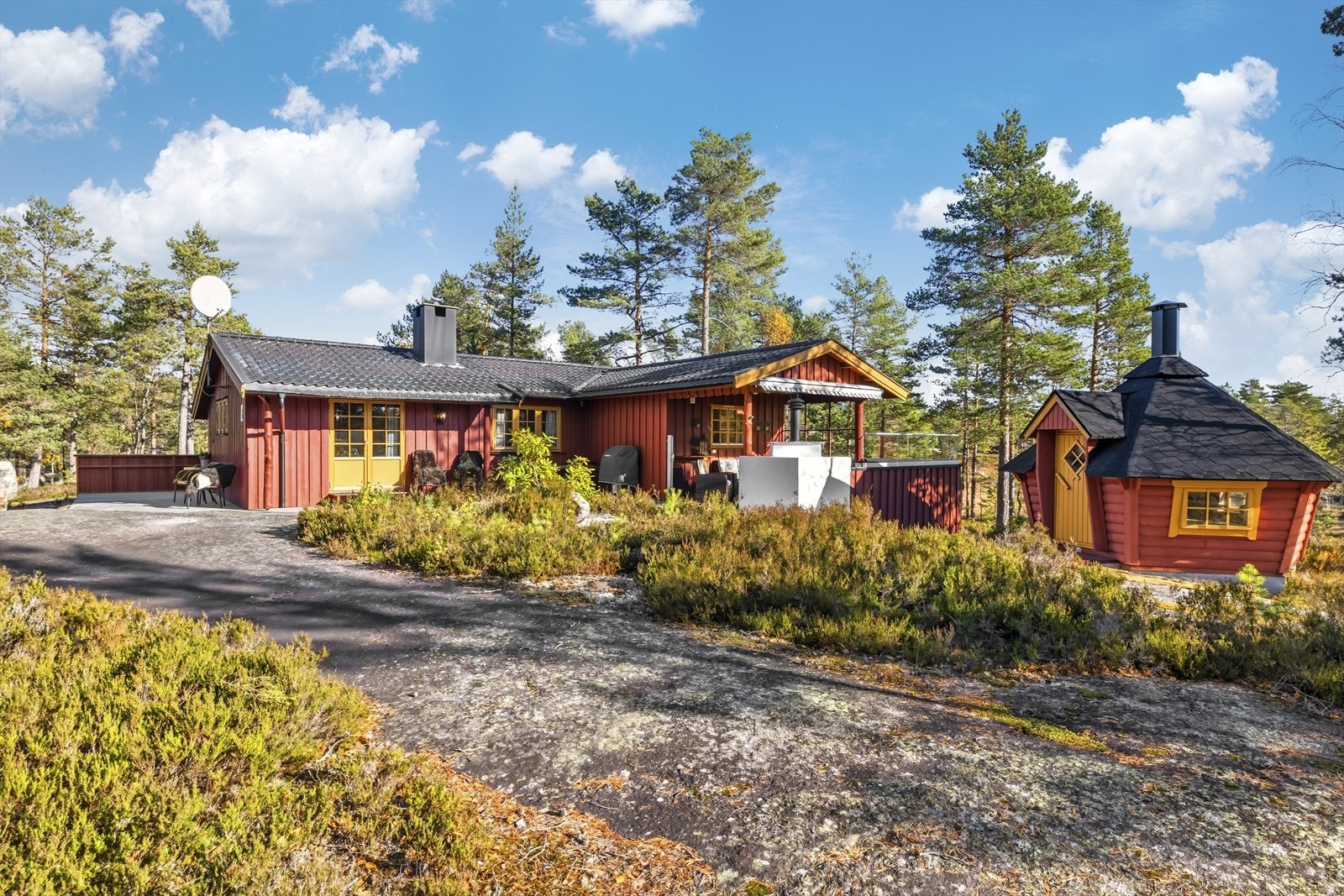 Det er bygget en trivelig grillhytte på 10 kvm. Galleribilde