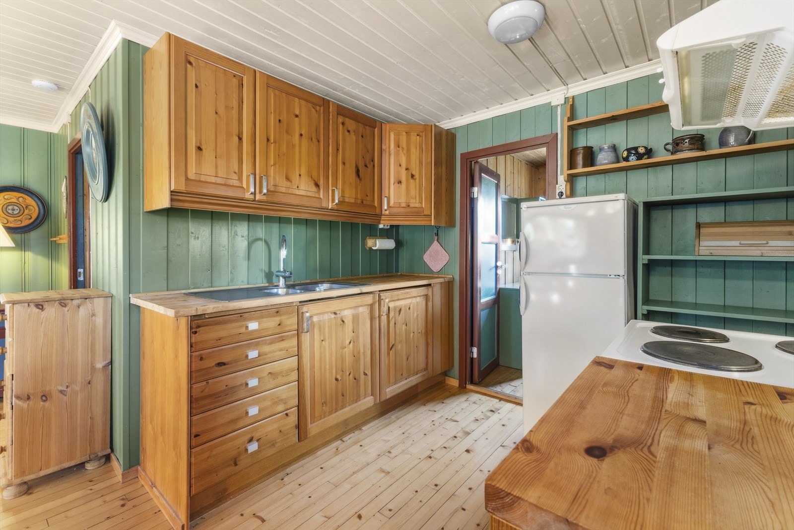 Det er ikke innlagt kommunalt vann- og avløp. Vann kommer via trykkpumpe og føres ut under hytte som gråvann. Galleribilde