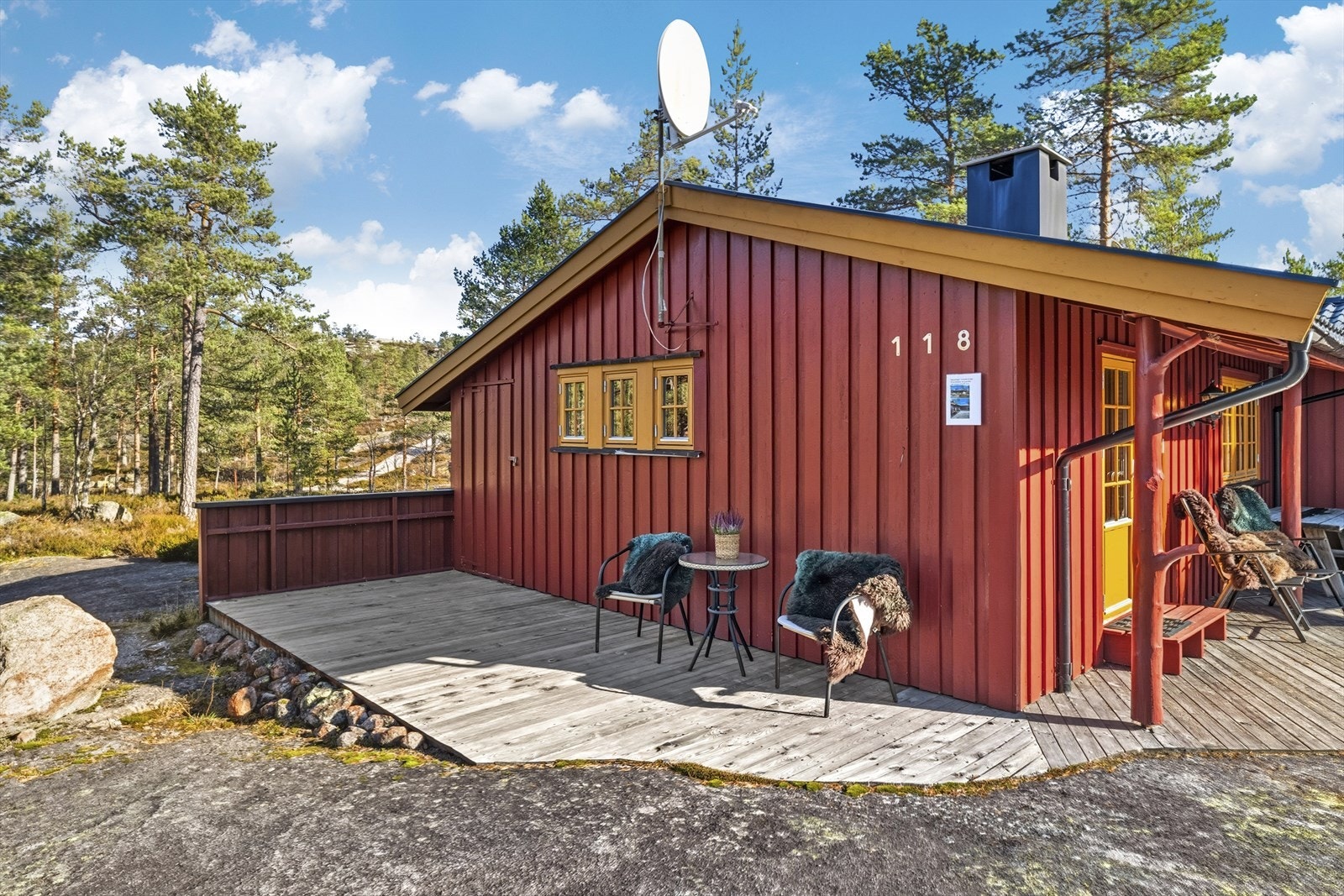 Hytta har 2 integrerte boder på baksiden til lagring av utstyr og verktøy. Galleribilde