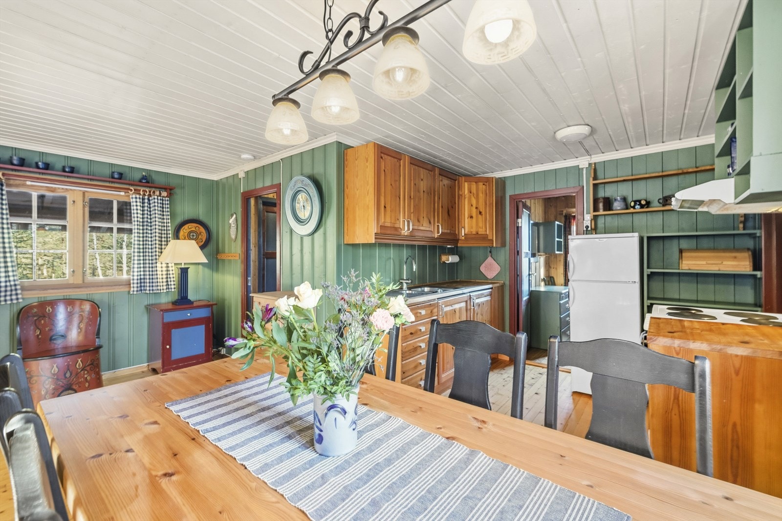 Hytta har et enkelt men funksjonibelt kjøkken med både skap- og hylleløsning. Galleribilde