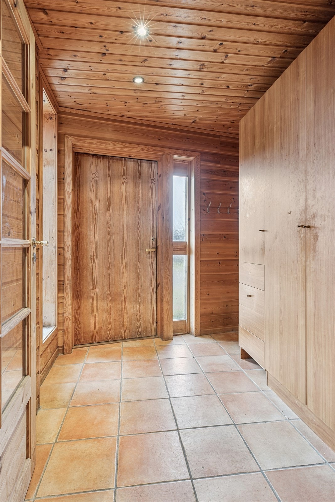 Romslig entré med skapplass Galleribilde