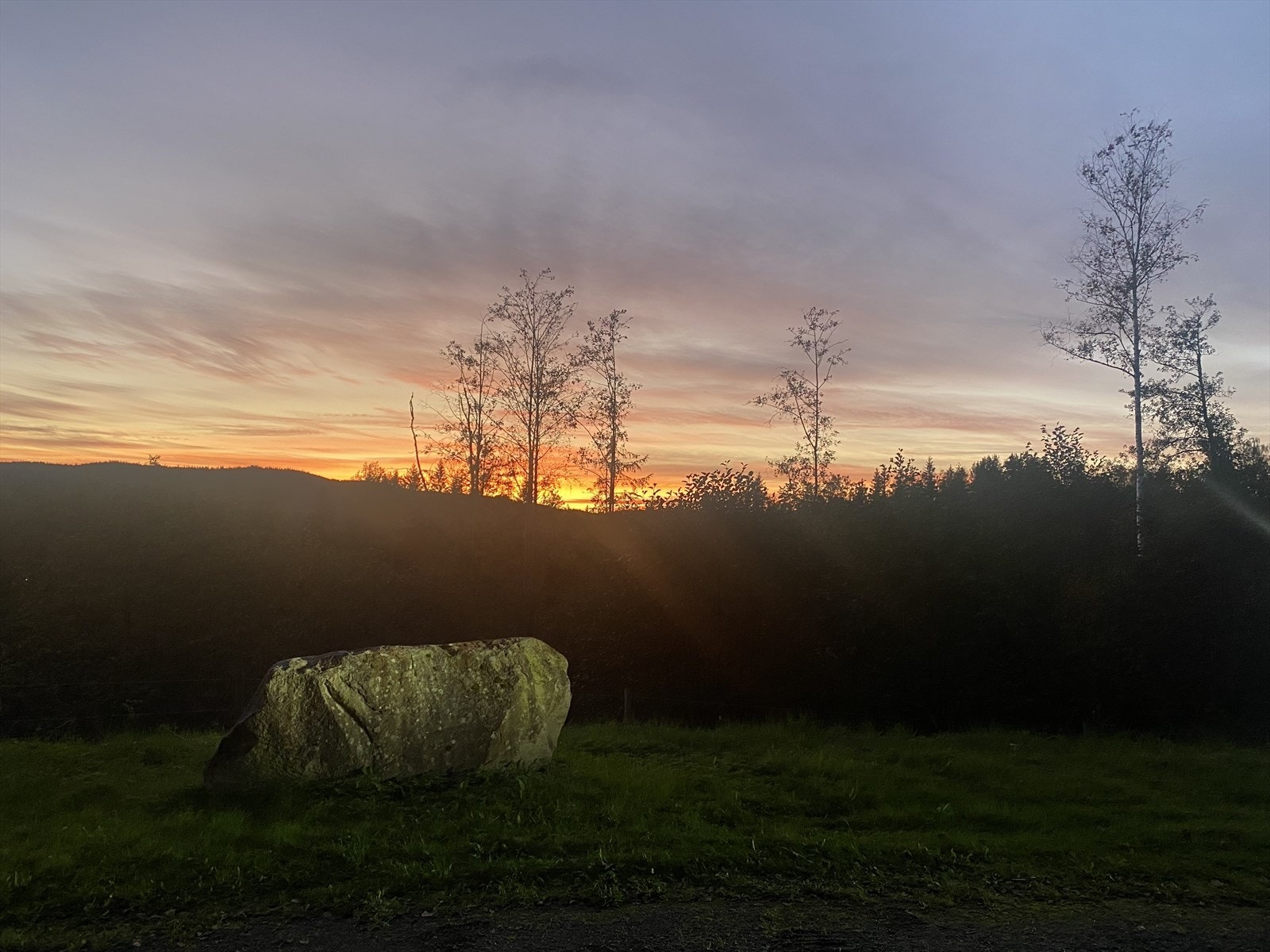 Eiendommen byr på en atmosfære som bidrar til ro for å kunne trekke seg tilbake, senke skuldrene og nyte kaffekoppen med horisonten og solnedgangen i blikket. Tilbaketrukket, men samtidig sentralt Galleribilde