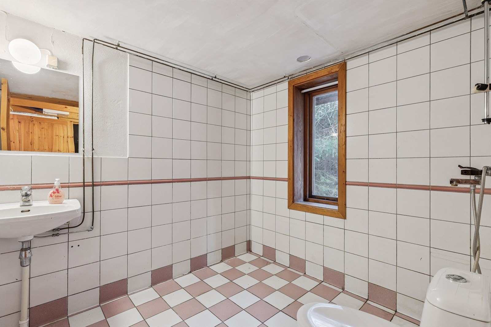 Badene har enkel standard med behov for renovering Galleribilde