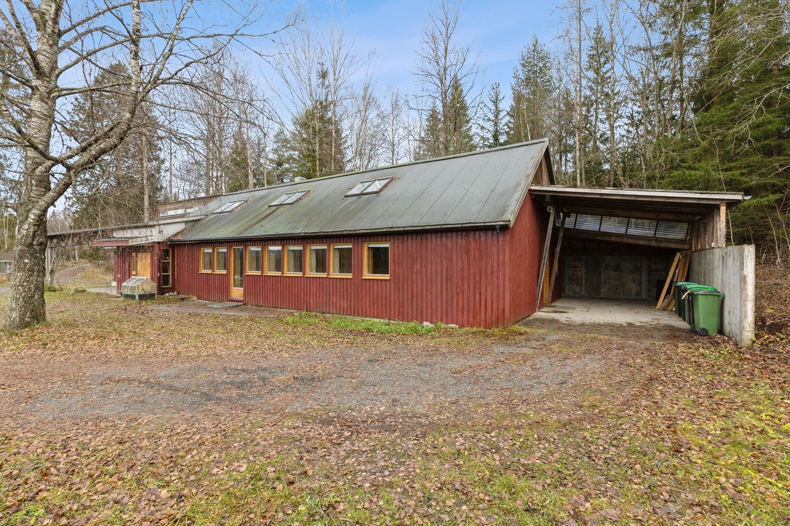 Carport, ellers svært gode parkeringsmuligheter på egen tomt Galleribilde