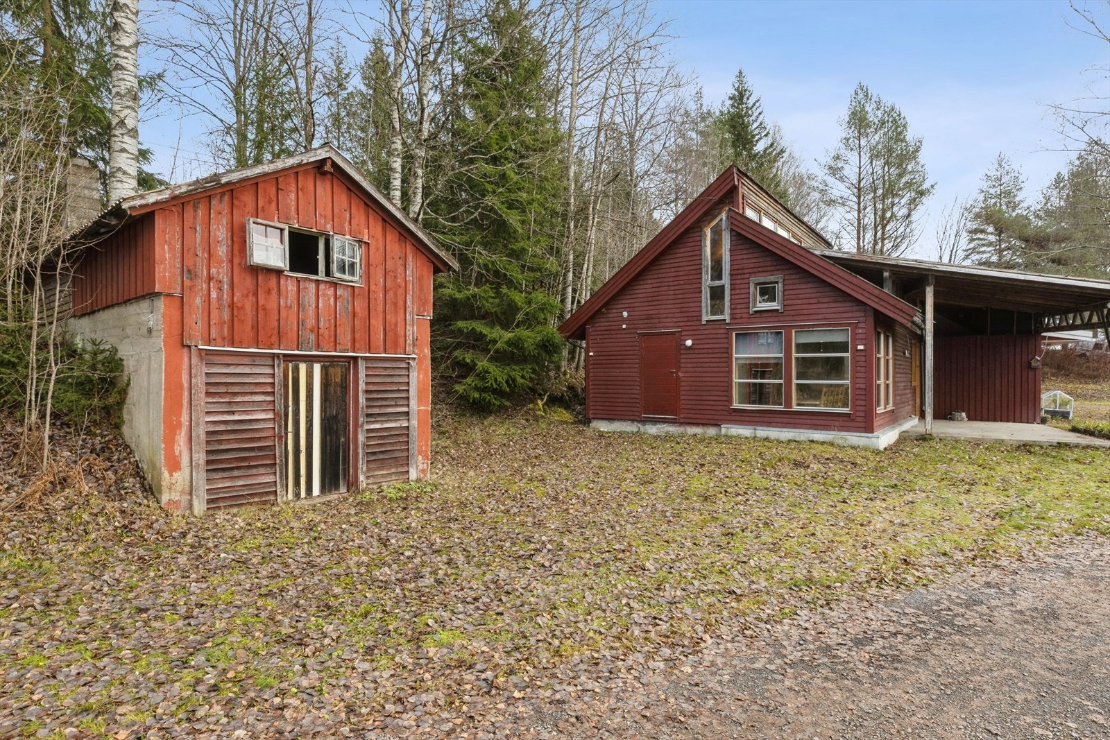 Det medfølger også et gammelt uthus, som i gamle dager trolig huset både griser og høner Galleribilde