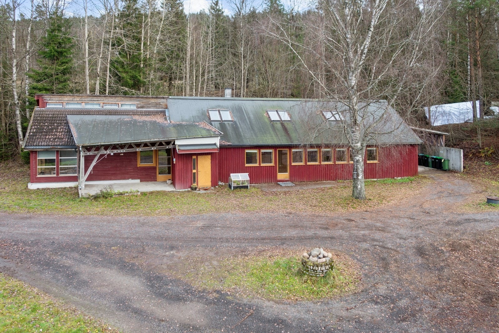 Eiendommen bærer preg av alder og manglende vedlikehold, og det er registrert flere tegn til slitasje og mangler. Det må derfor påregnes oppgraderinger og utbedringer Galleribilde