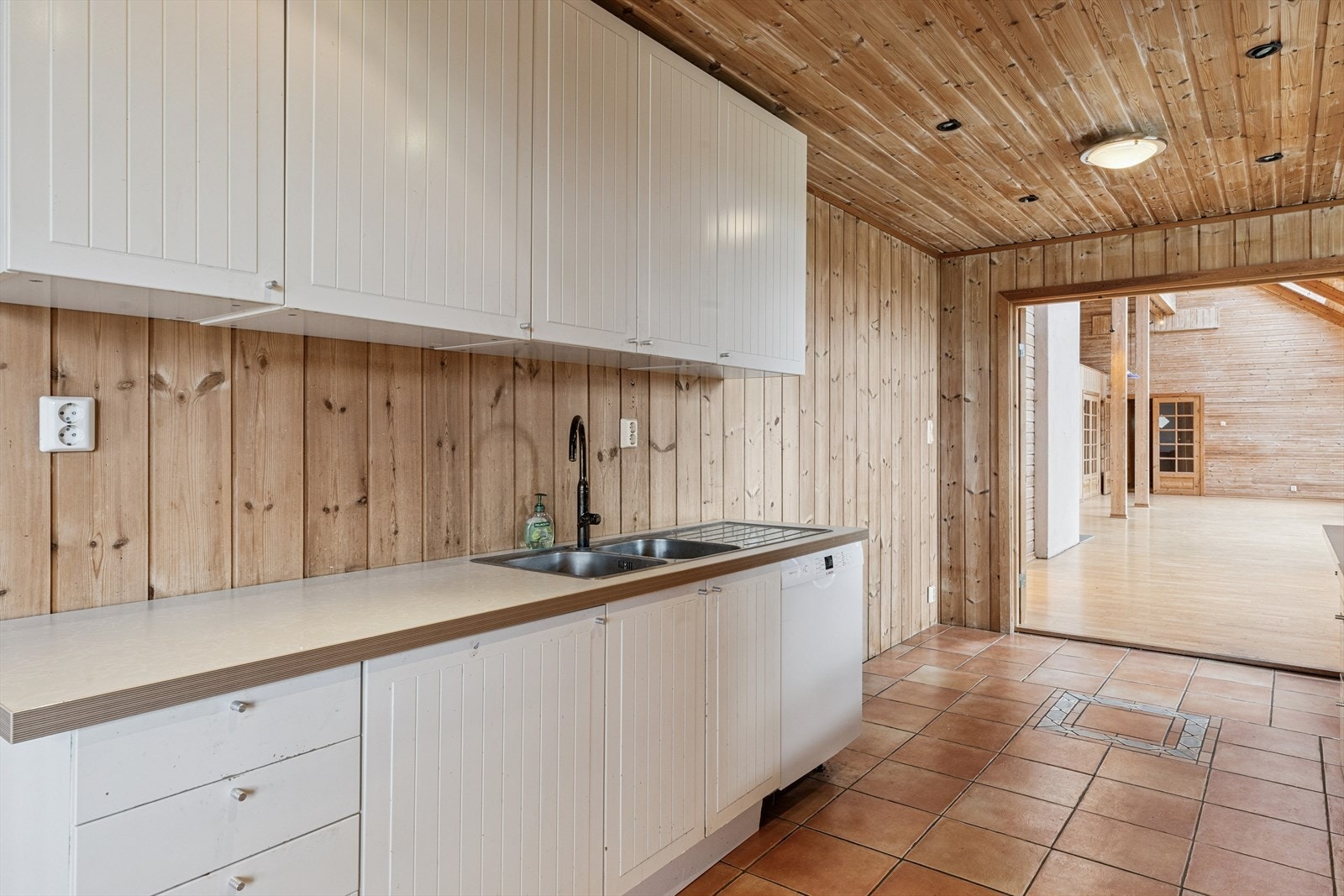 Kjøkkeninnredning med lyse fronter (noe bruksslitt) Galleribilde