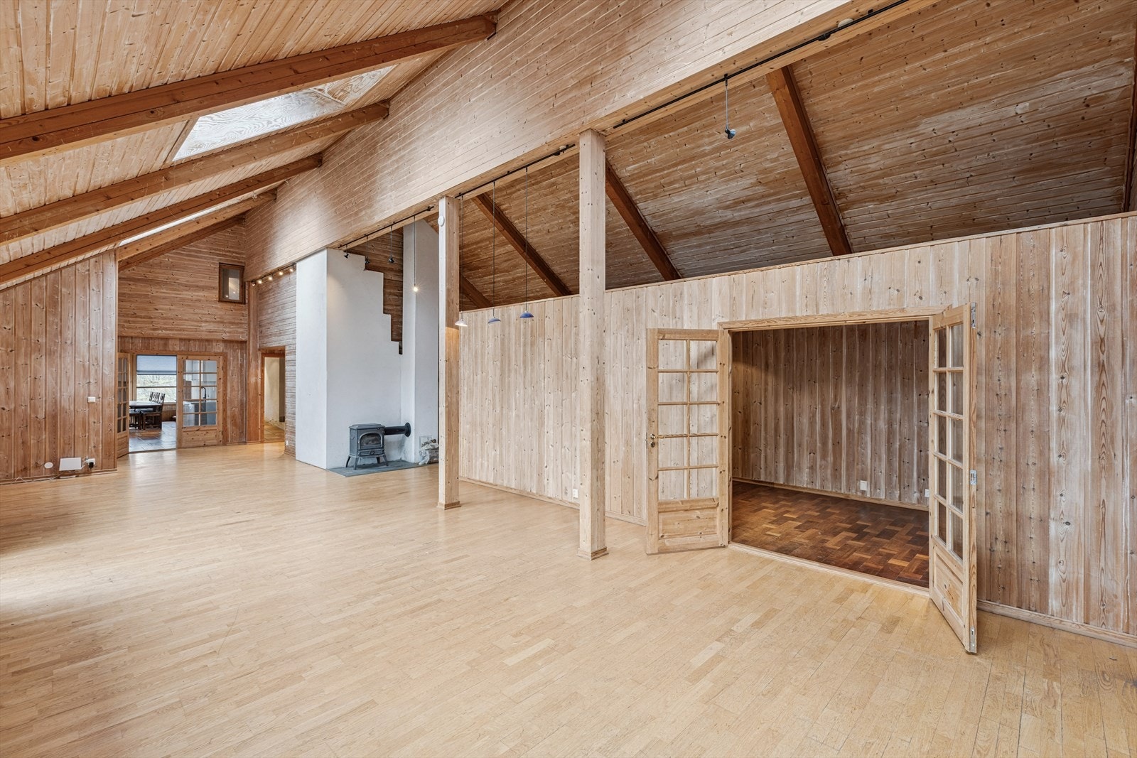 I stuen finnes også et avgrenset område - et rom i rommet - som kan egne seg godt som for eksempel bibliotek eller lesekrok Galleribilde