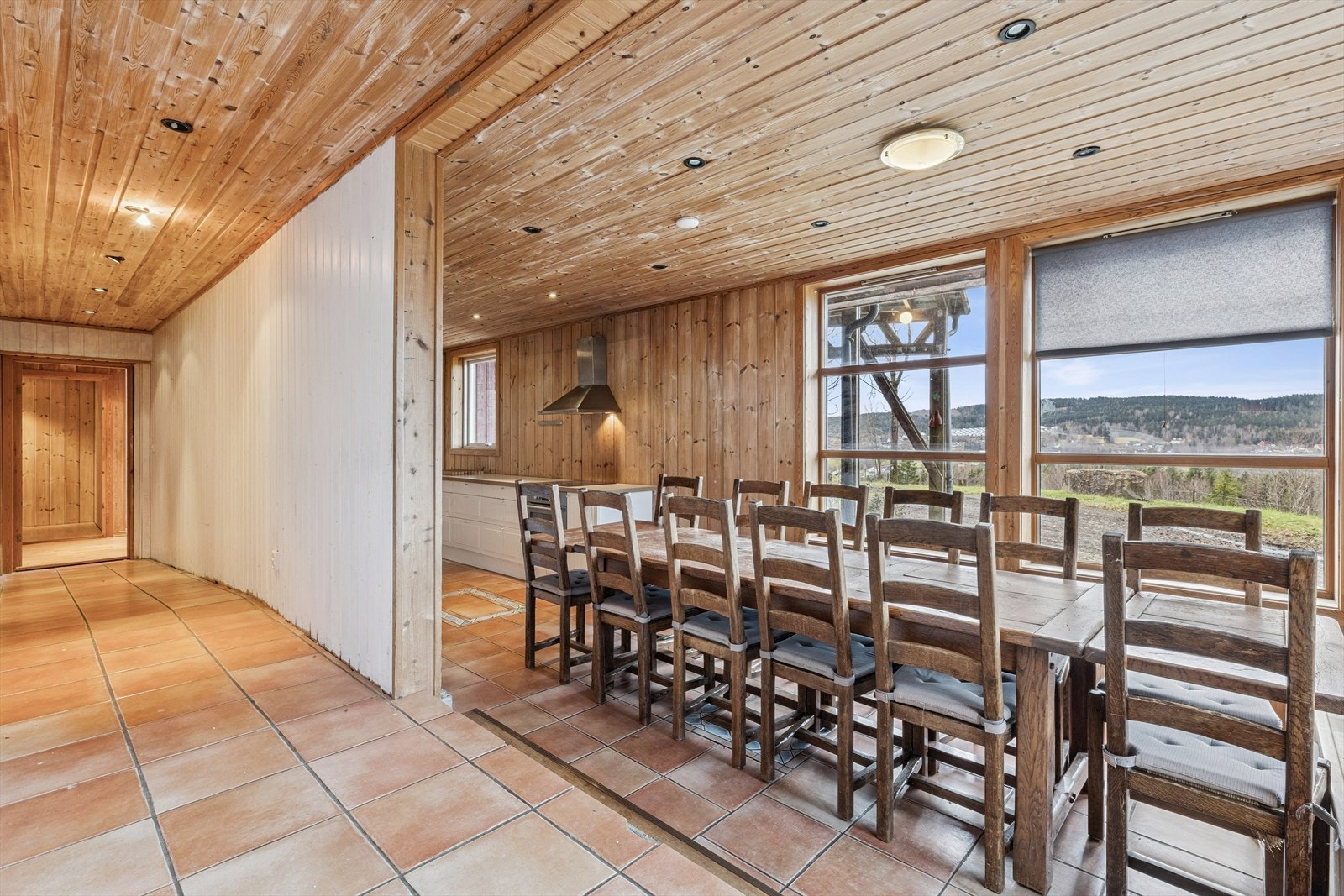 I gangen bak kjøkkenet finner vi bad og toaletter Galleribilde