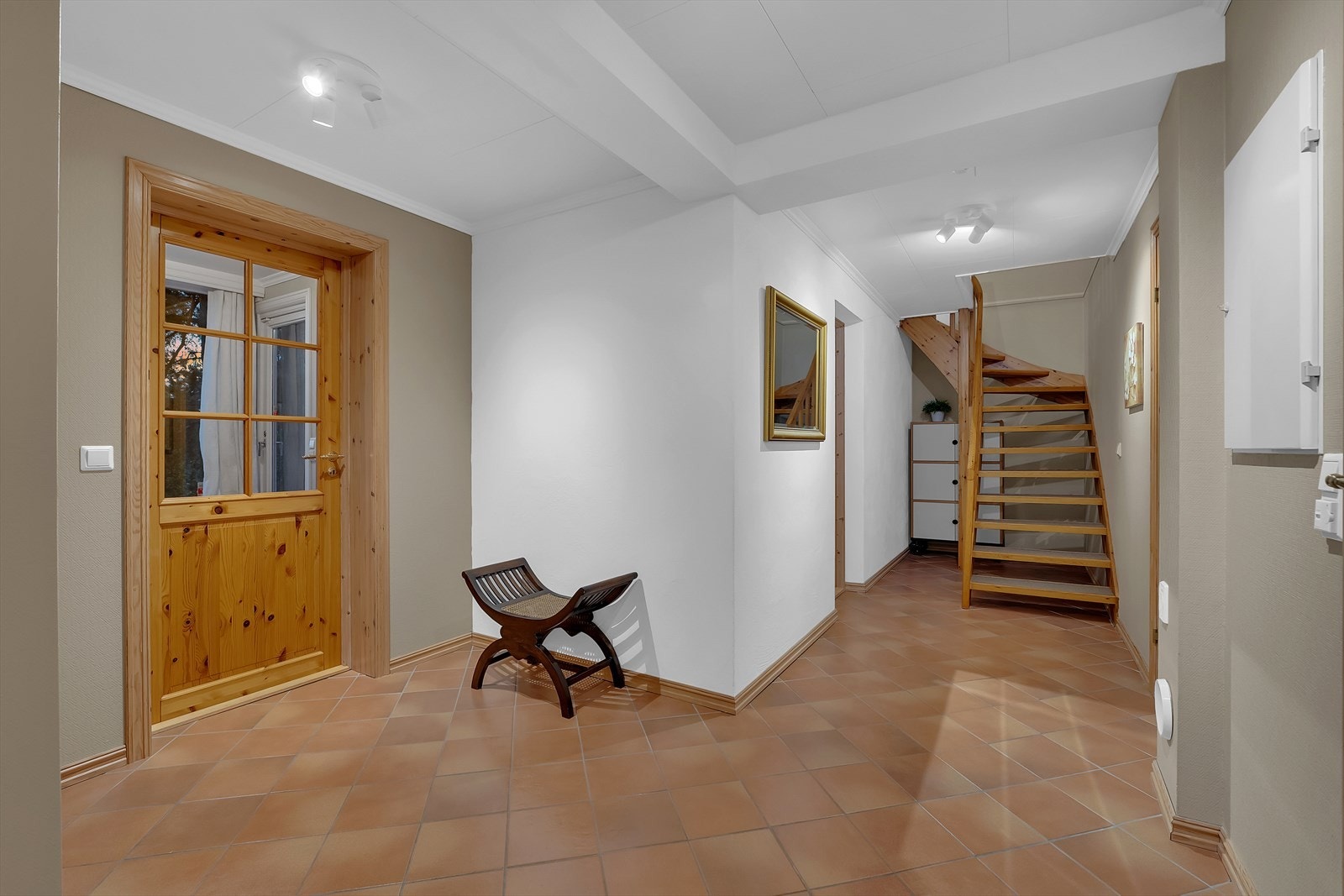 Underetasjen byr på et trapperom av god størrelse. Galleribilde