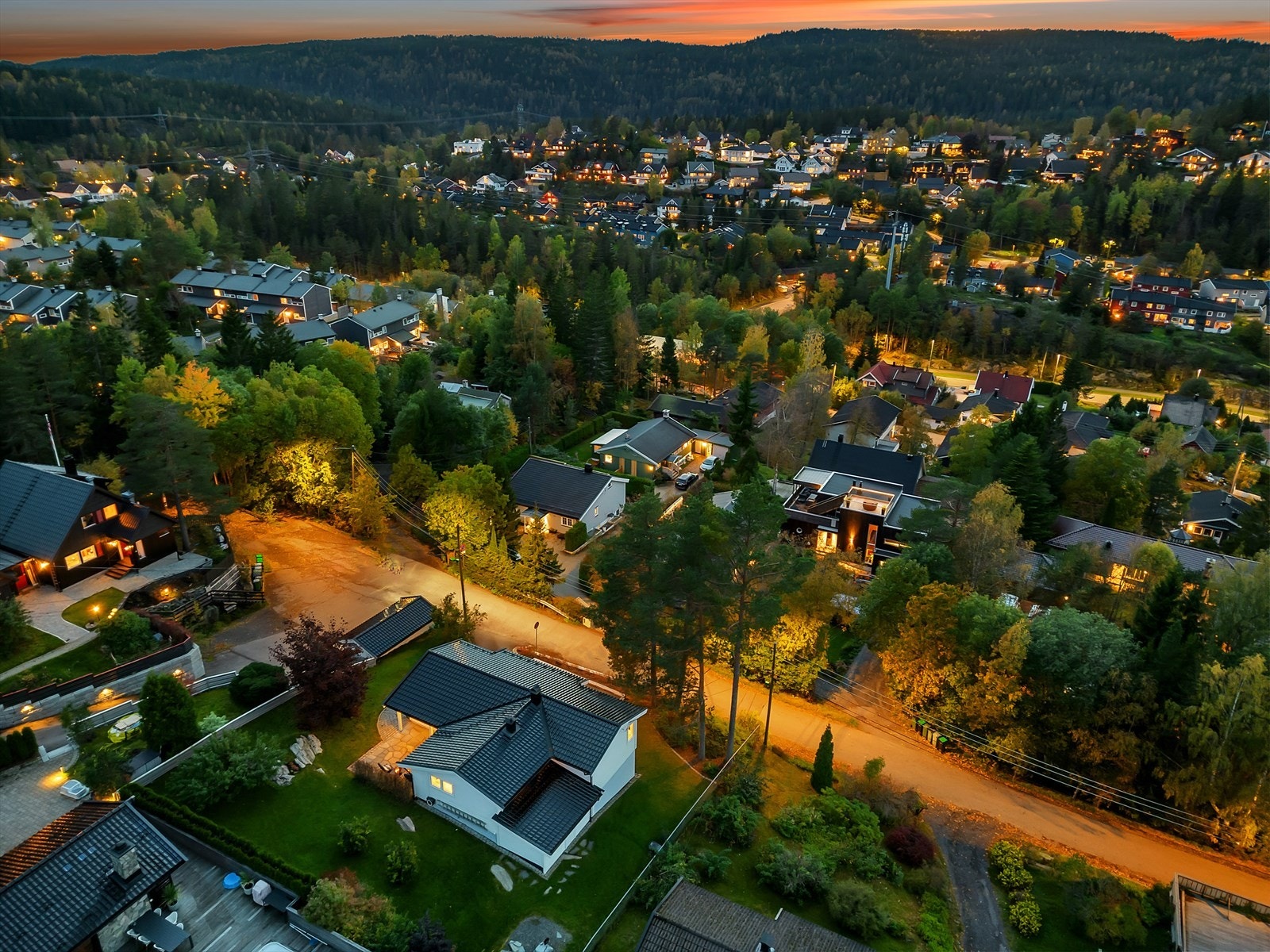 Området gir mulighet for offentlig kommunikasjon via buss, hvor nærmeste holdeplass er Glenneveien og ligger kun 6 minutters gange fra boligen. Herifra går blant annet 110 Oslo Bussterminal. Galleribilde