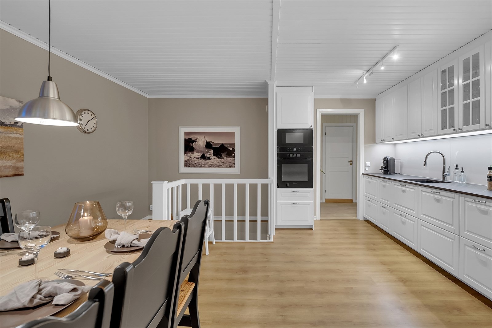 Praktiske detaljer som glassplater over benk, belysning under overskap, komfyrvakt og waterguard med lekkasjestopp er på plass. Galleribilde