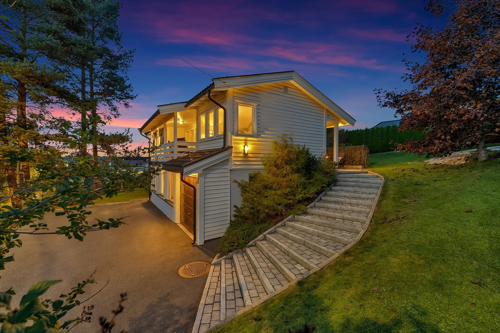 Her får du blant annet integrert garasje, elbillader, asfaltert gårdsplass og flotte uteområder som inviterer til både lek og avslapning. Galleribilde