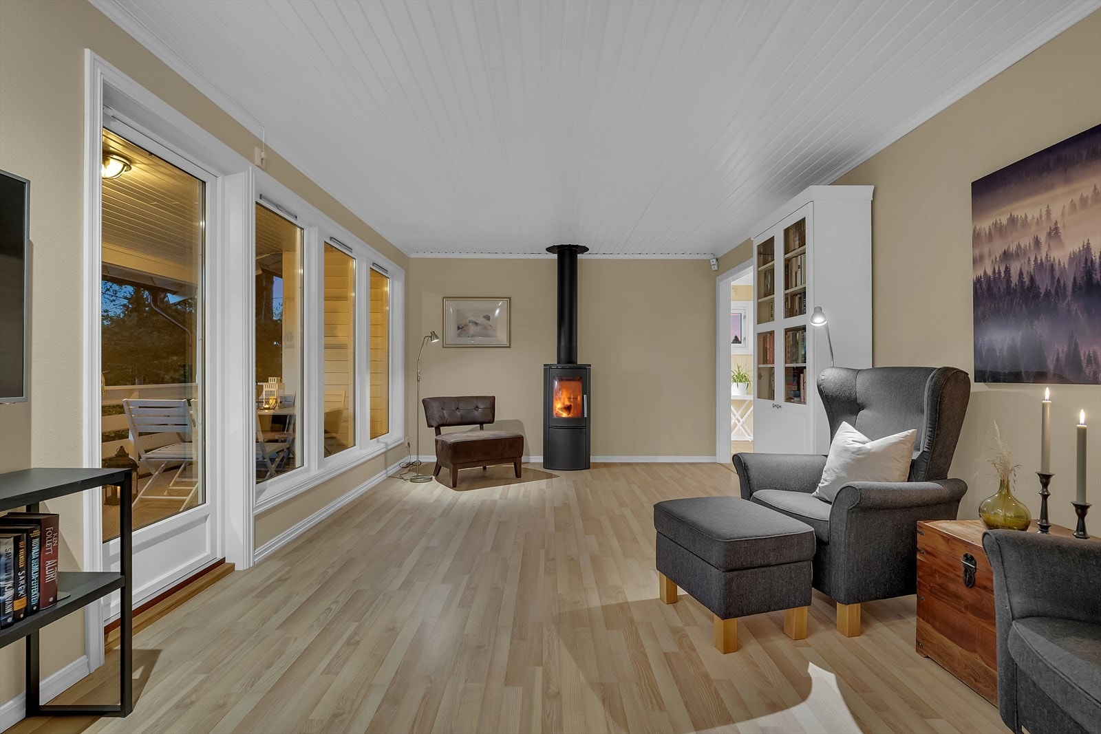 Den stemningsskapende peisovnen fra 2013 gir ekstra hygge på kjølige dager. Galleribilde